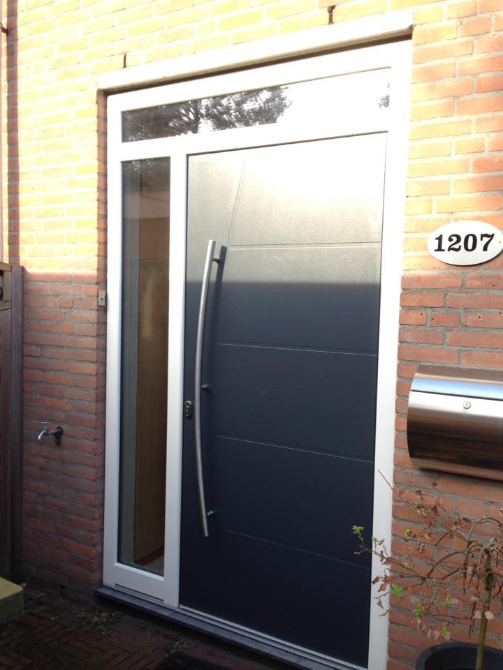 Gayko kunststof voordeur met sier paneel en RVS greep gemonteerd te Zeist.