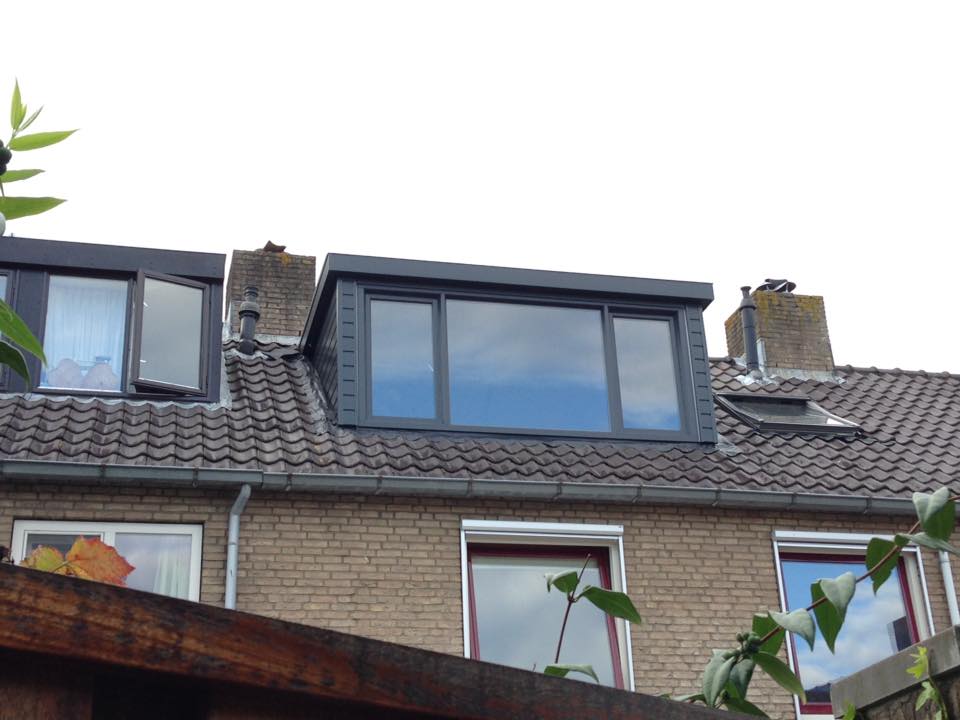 Traditionele Keralit dakkapel en Velux dakraam geplaatst te Leusden.  