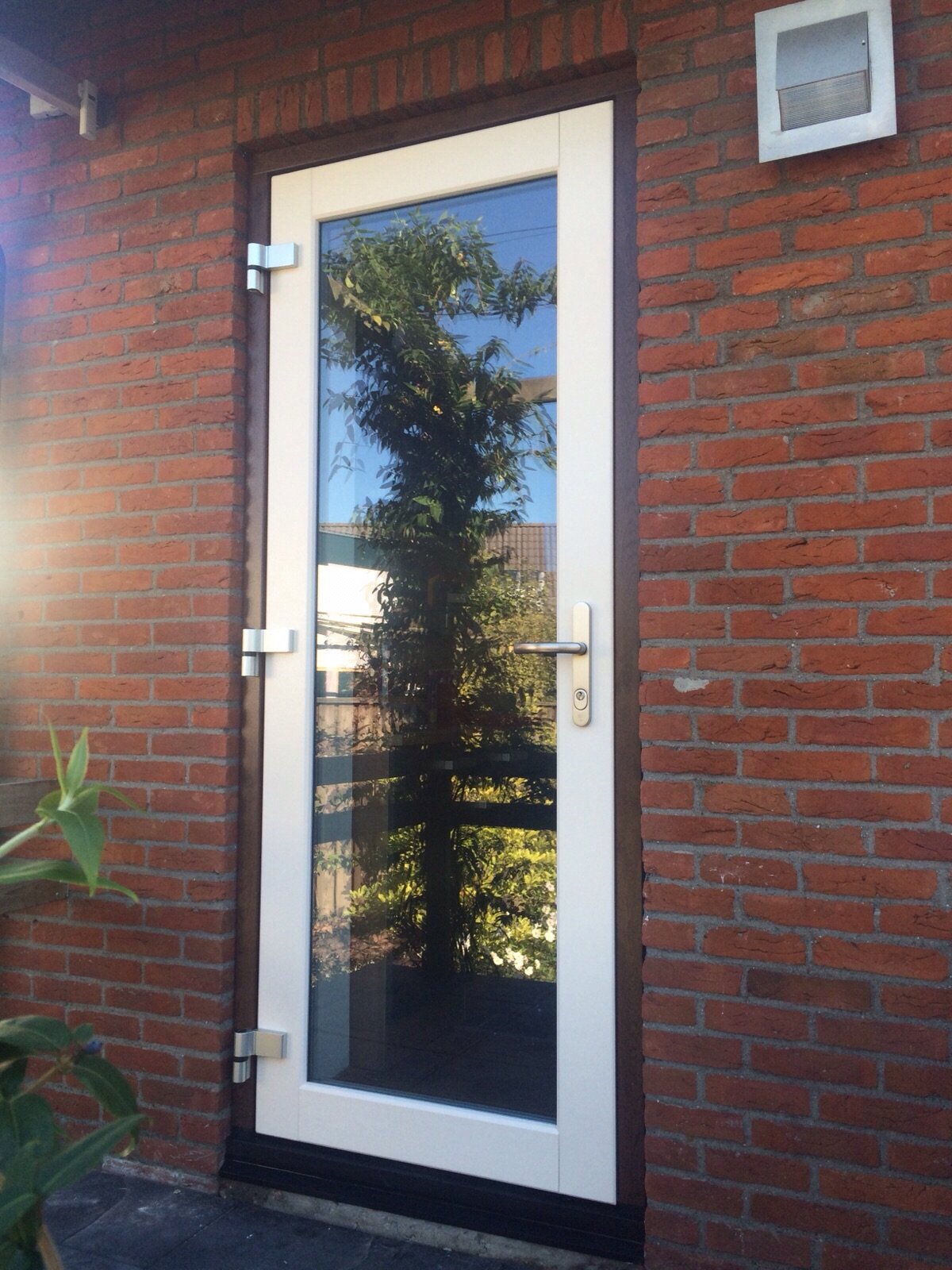 Onderhoudsvrije kunststof voordeur en achterdeur geplaatst te Soest.