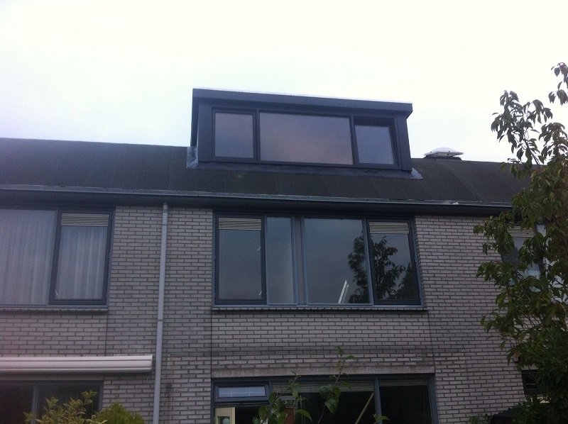 Traditionele dakkapel op rond dak te Utrecht.
