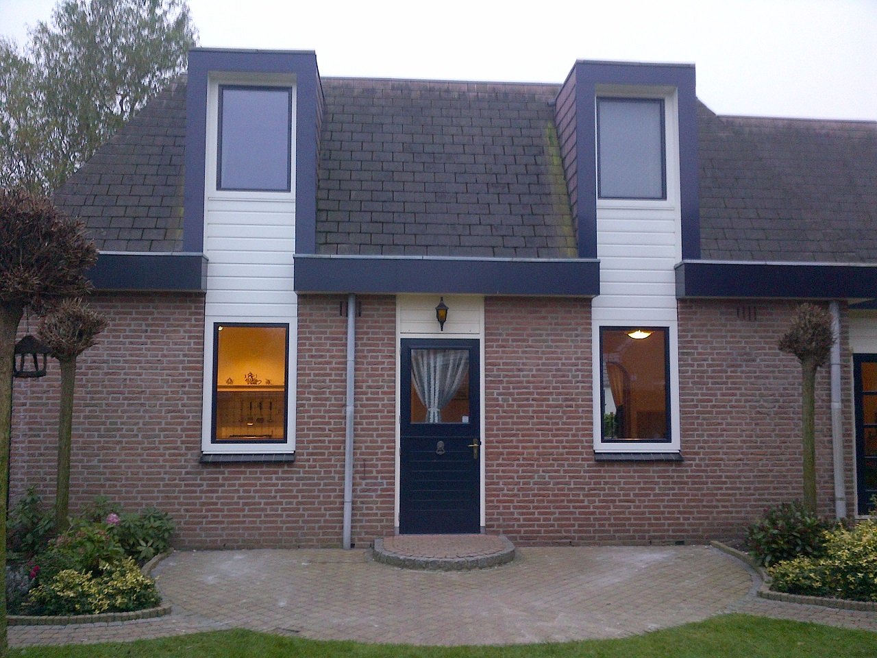 Kunststof kozijnen en gevelbekleding gemonteerd te Houten.